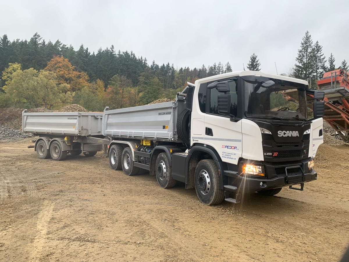 Sklápěč Scania XT 8×4 PEDOP s tandemovým vlekem na kamenolomu